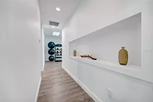 2011 Villa Sites Dr, Tampa, FL 33612 - Photo 13