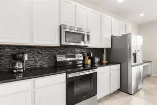 701 Las Fuentes Dr, Kissimmee, FL 34746 - Photo 11