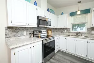 728 Prado Dr, Lady Lake, FL 32159 - Photo 9