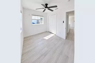 1735 New Hampshire Avenue NE, Saint Petersburg, FL 33703 - Photo 9