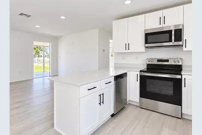 1735 New Hampshire Avenue NE, Saint Petersburg, FL 33703 - Photo 3
