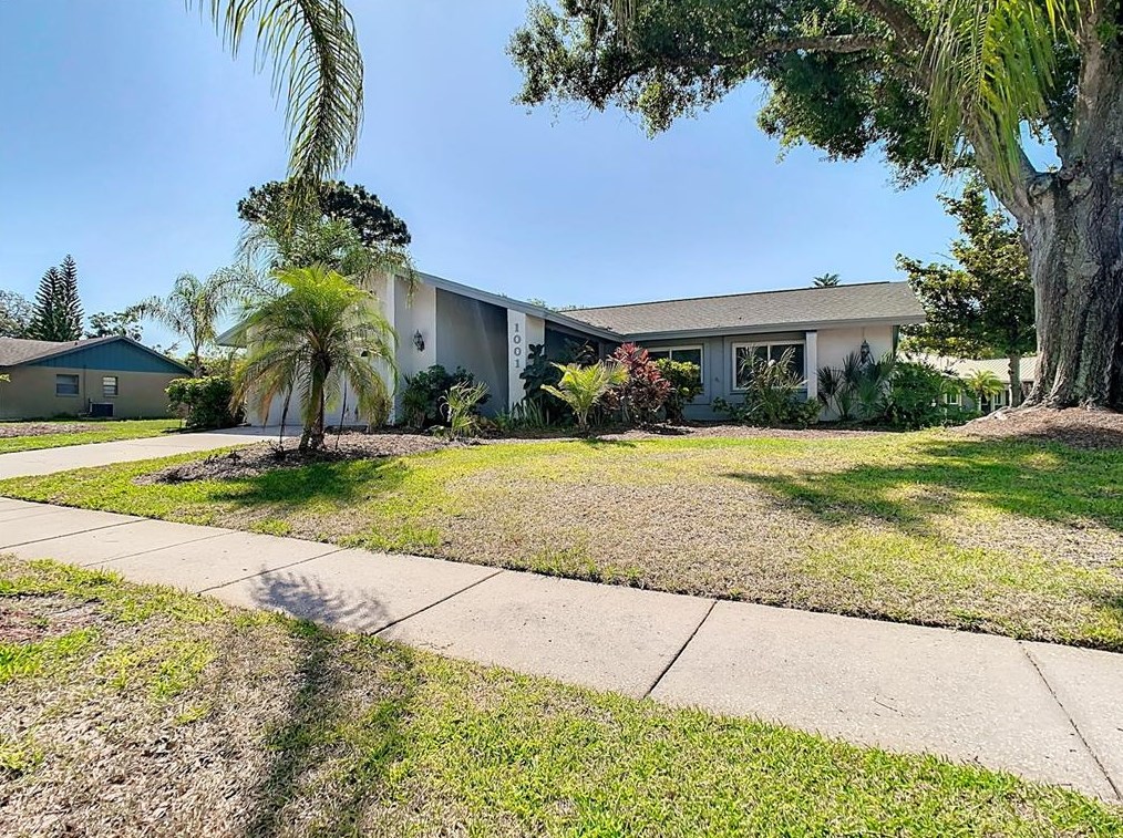 1001 Redbud Cir, Plant City FL  33563-8876 exterior