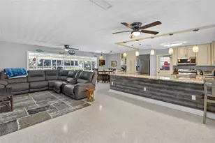 1115 SE Kings Bay Dr, Crystal River, FL 34429 - Photo 3