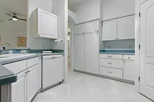 17037 SE 76th Creekside Cir, The Villages, FL 32162 - Photo 13