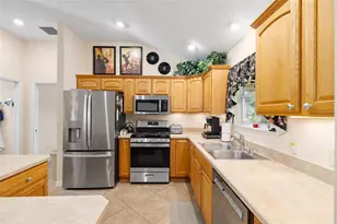 871 Castleberry Cir, The Villages, FL 32162 - Photo 11