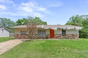 911 Jacaranda Dr, Lady Lake, FL 32159 - Photo 1