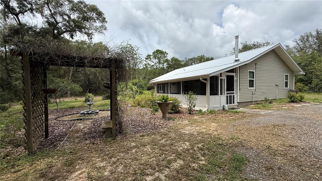 1520 Baden Powell Rd main architectural view