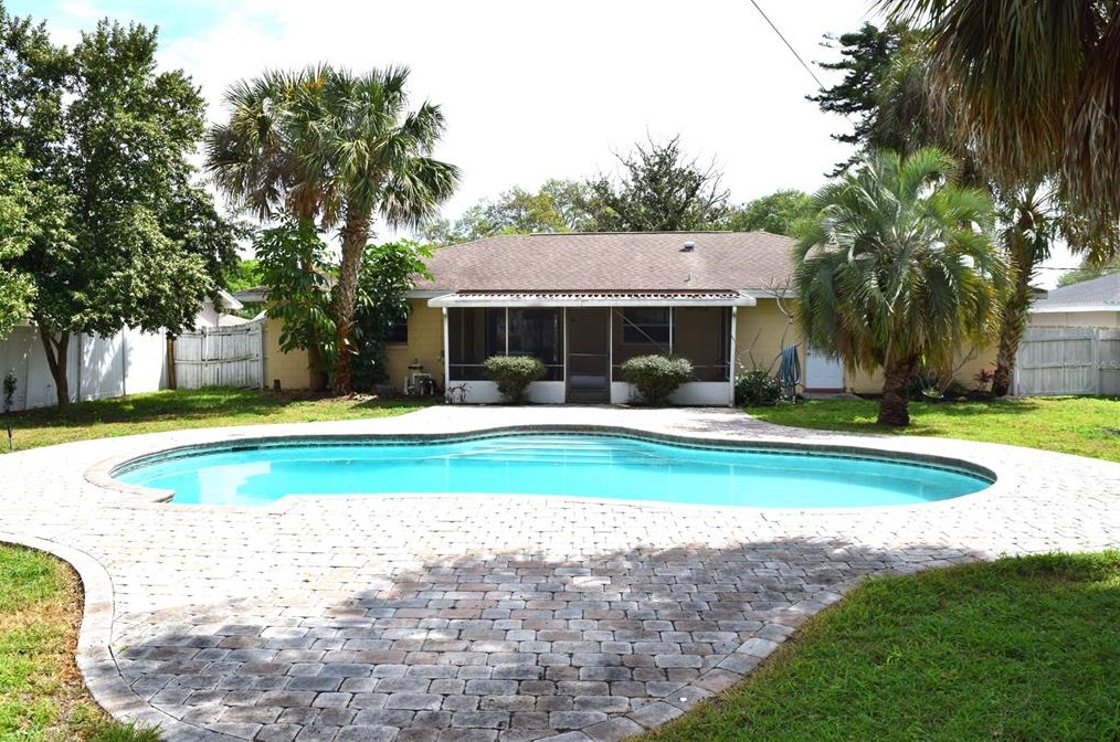 121 Lincoln Rd, Winter Haven FL  33884-2226 exterior