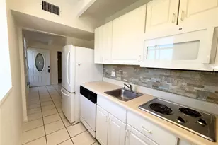 1219 Club Cir, Lakeshore, FL 33854 - Photo 5