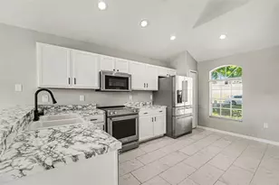 7533 Merchantville Cir, Zephyrhills, FL 33540 - Photo 3