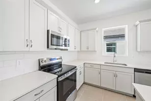 9026 Leeward Dr, Palmetto, FL 34221 - Photo 7