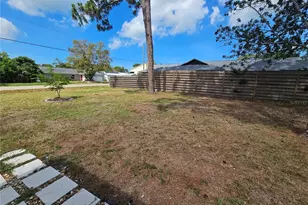 8820 Pohoy Ave, Sarasota, FL 34231 - Photo 11