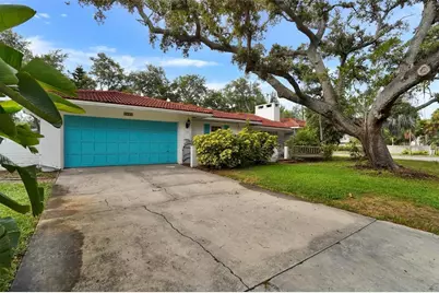 7716 Dartmouth Avenue N, Saint Petersburg, FL 33710 - Photo 3