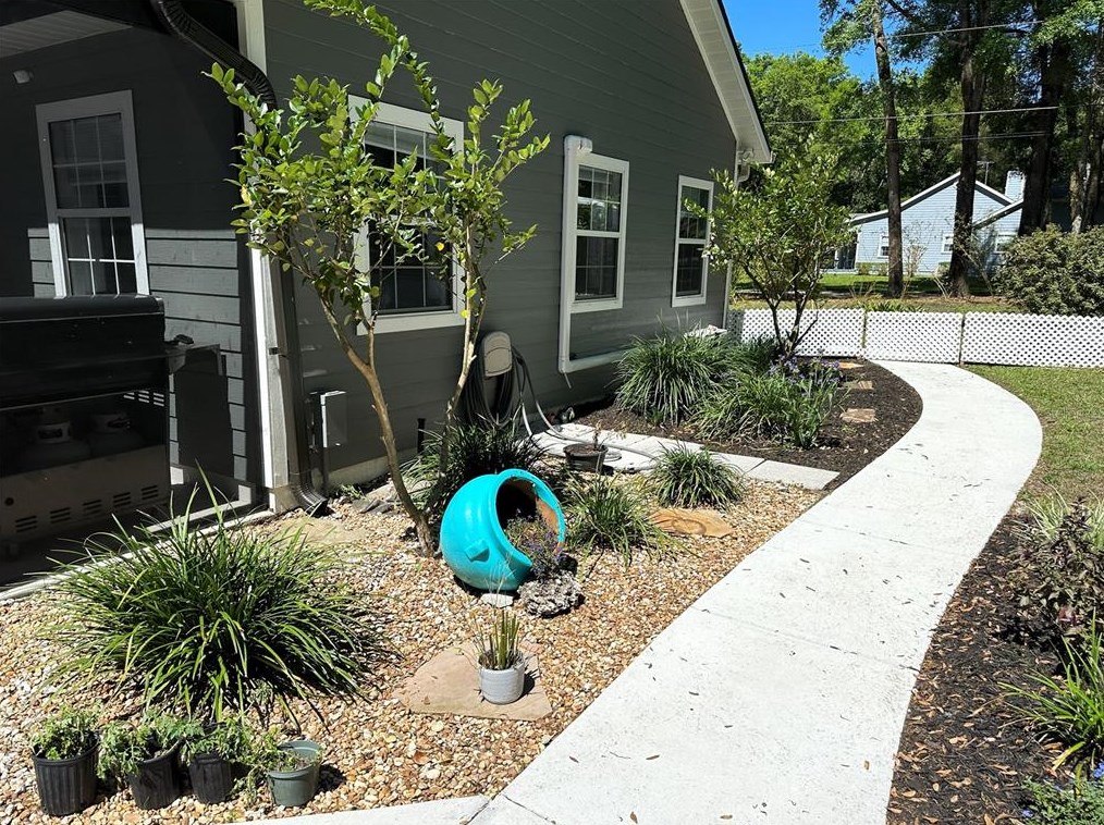 717 Ridgewood Ave, Deland FL  32720-2644 exterior