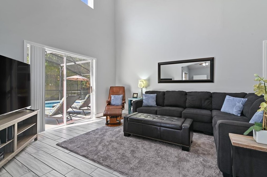 985 Lk Berkley Dr, Kissimmee FL  34746-6122 exterior