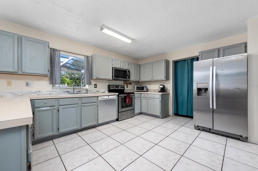 4304 Creekside Blvd, Kissimmee FL  34746-6044 exterior