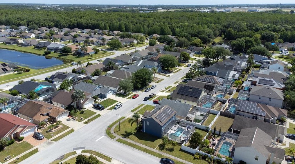 4304 Creekside Blvd, Kissimmee FL  34746-6044 exterior