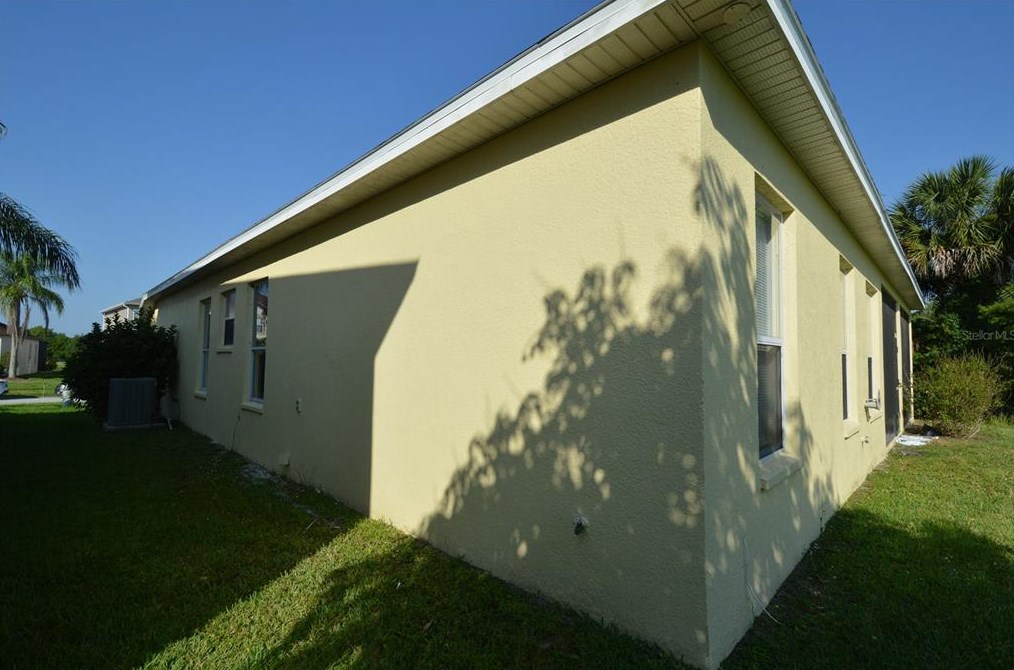 2221 The Oaks Blvd, Kissimmee FL  34746-3887 exterior