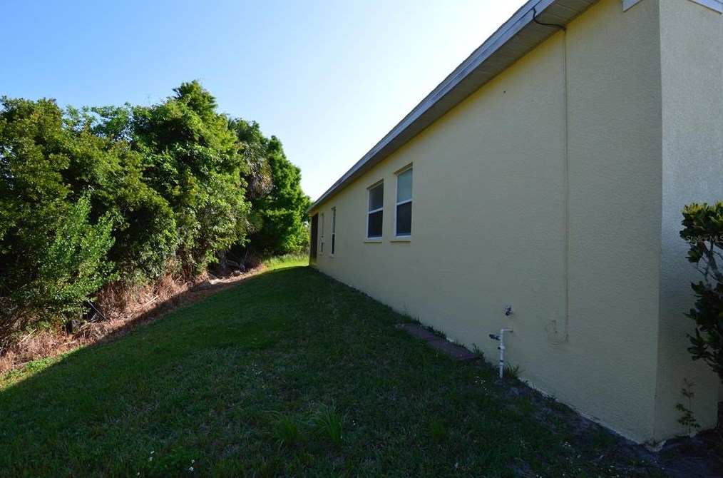 2221 The Oaks Blvd, Kissimmee FL  34746-3887 exterior