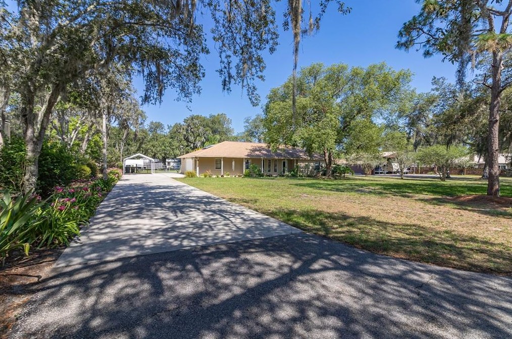 8222 Spruce Ln, Lakeland FL  33809-7705 exterior