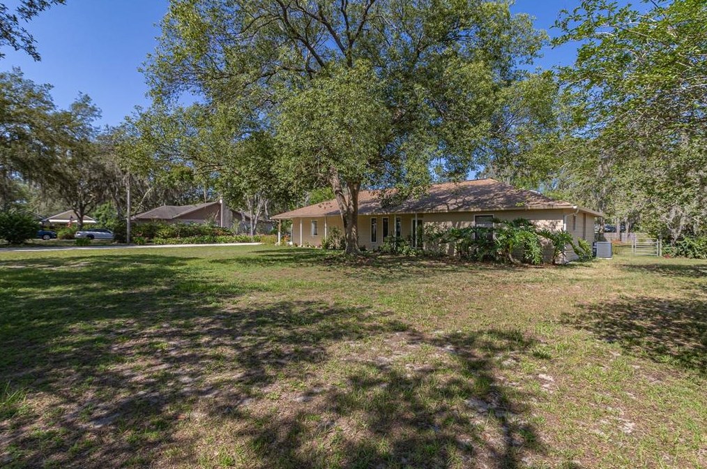 8222 Spruce Ln, Lakeland FL  33809-7705 exterior