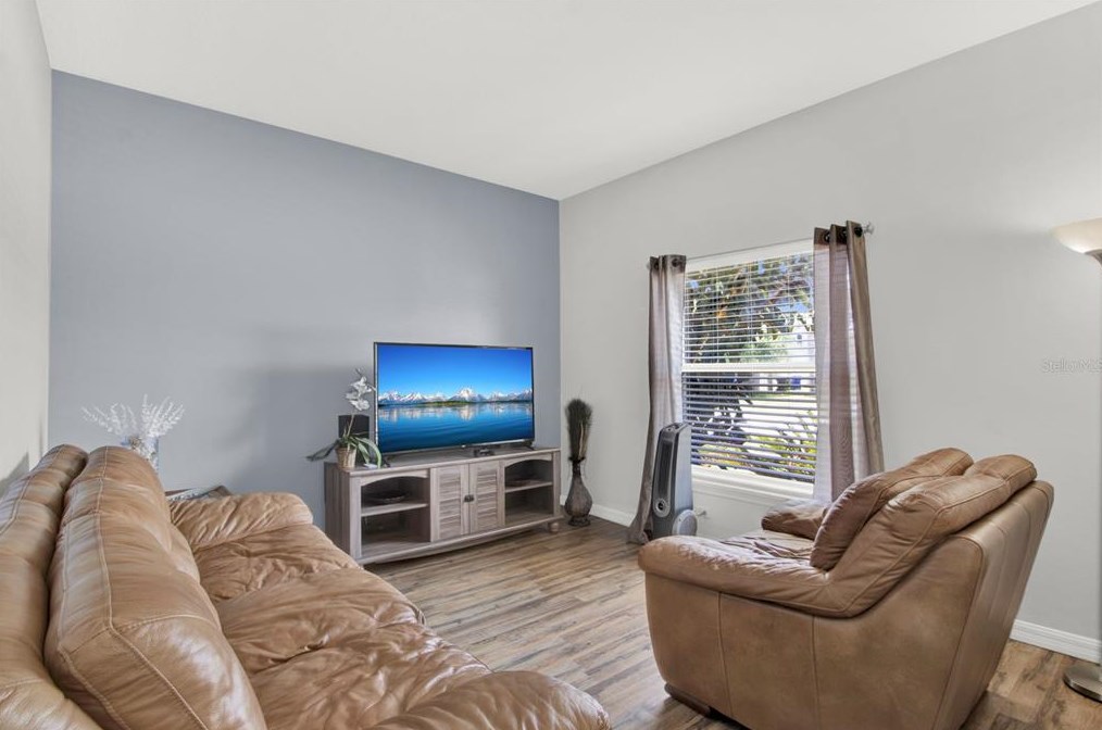 643 Hacienda Cir, Kissimmee FL 34741-6337 exterior