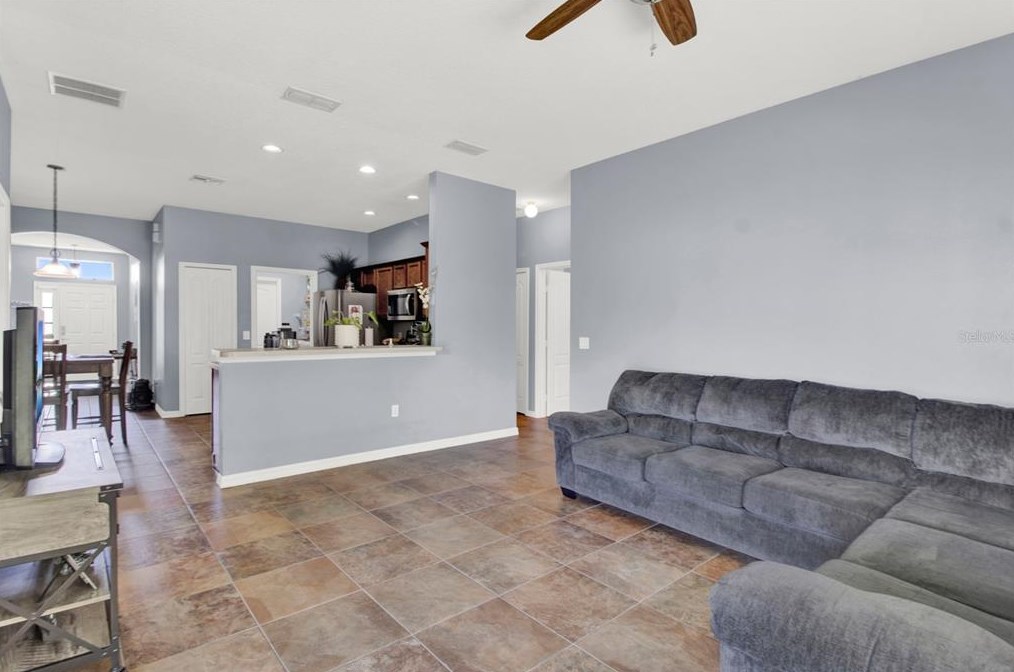 643 Hacienda Cir, Kissimmee FL 34741-6337 exterior