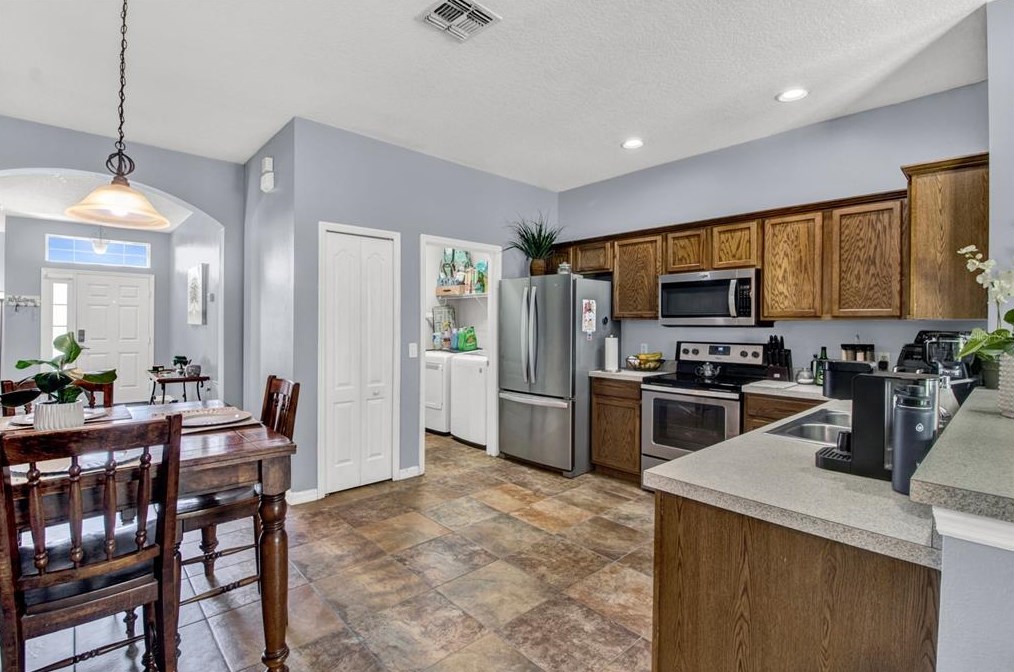 643 Hacienda Cir, Kissimmee FL 34741-6337 exterior