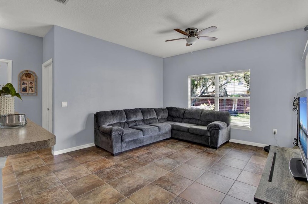 643 Hacienda Cir, Kissimmee FL 34741-6337 exterior