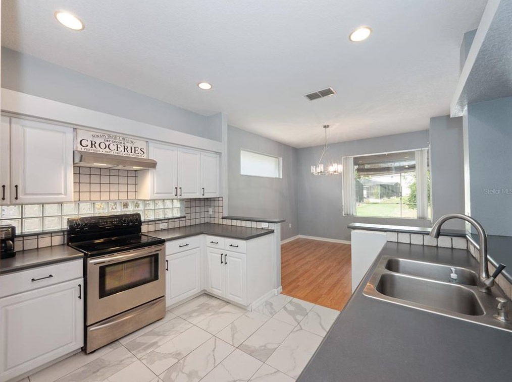 2904 Sunset Lakes Blvd, Kissimmee FL  34747-1101 exterior