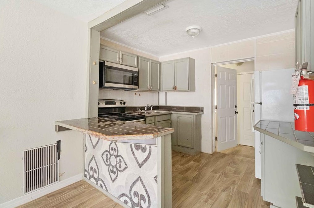 815 Beach St, Daytona Beach FL 32114-2233 exterior