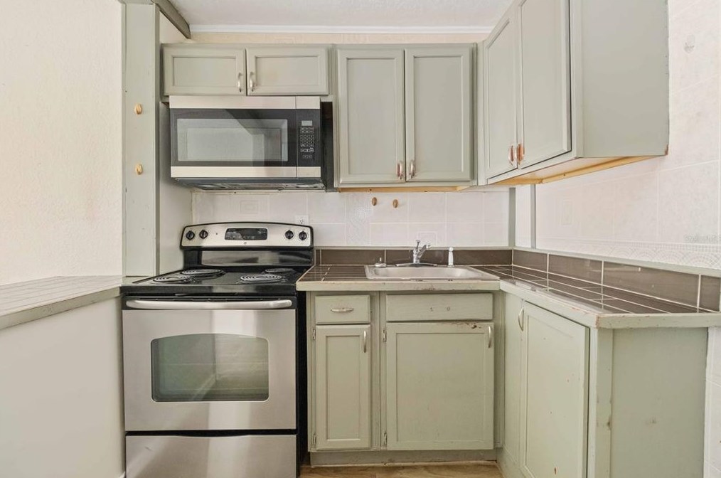 815 Beach St, Daytona Beach FL 32114-2233 exterior