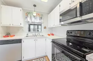 805 Camelia Ct, Lady Lake, FL 32159 - Photo 9