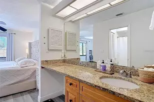 10131 Lake Oak Cir, Tampa, FL 33624 - Photo 7