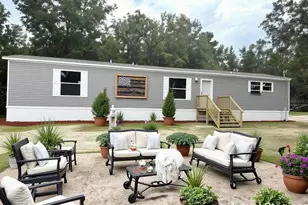102 Livingston Ct, Satsuma, FL 32189 - Photo 1