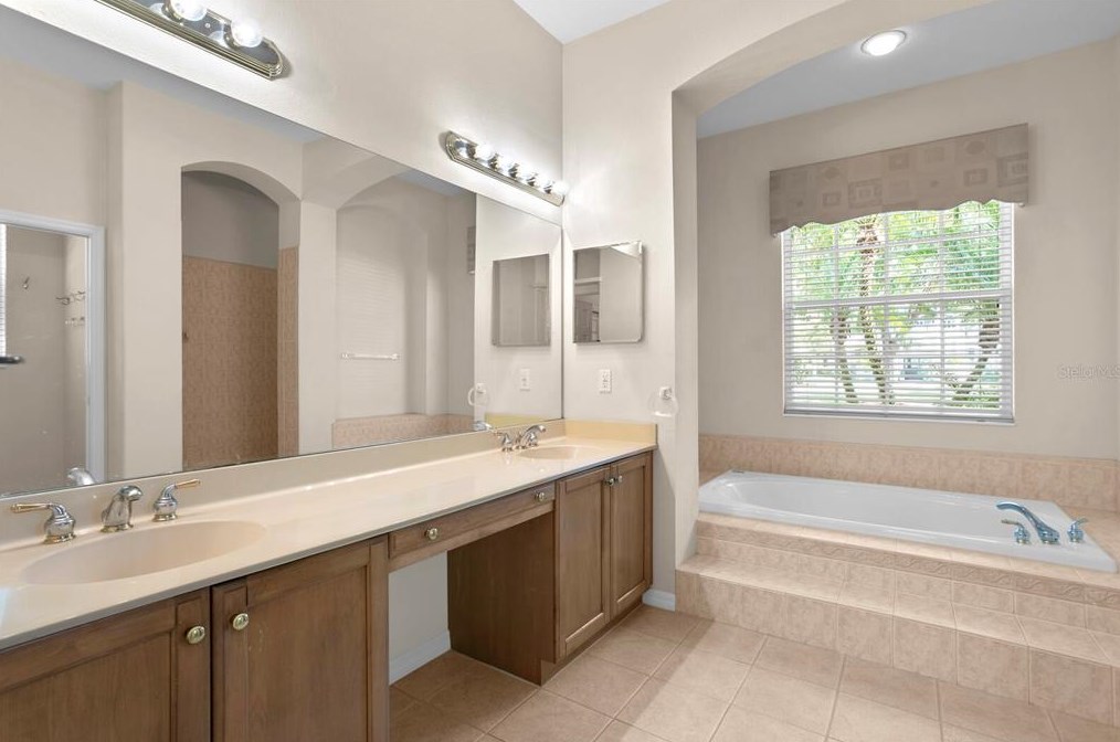 16347 Heathrow Dr, Tampa FL 33647-2641 exterior