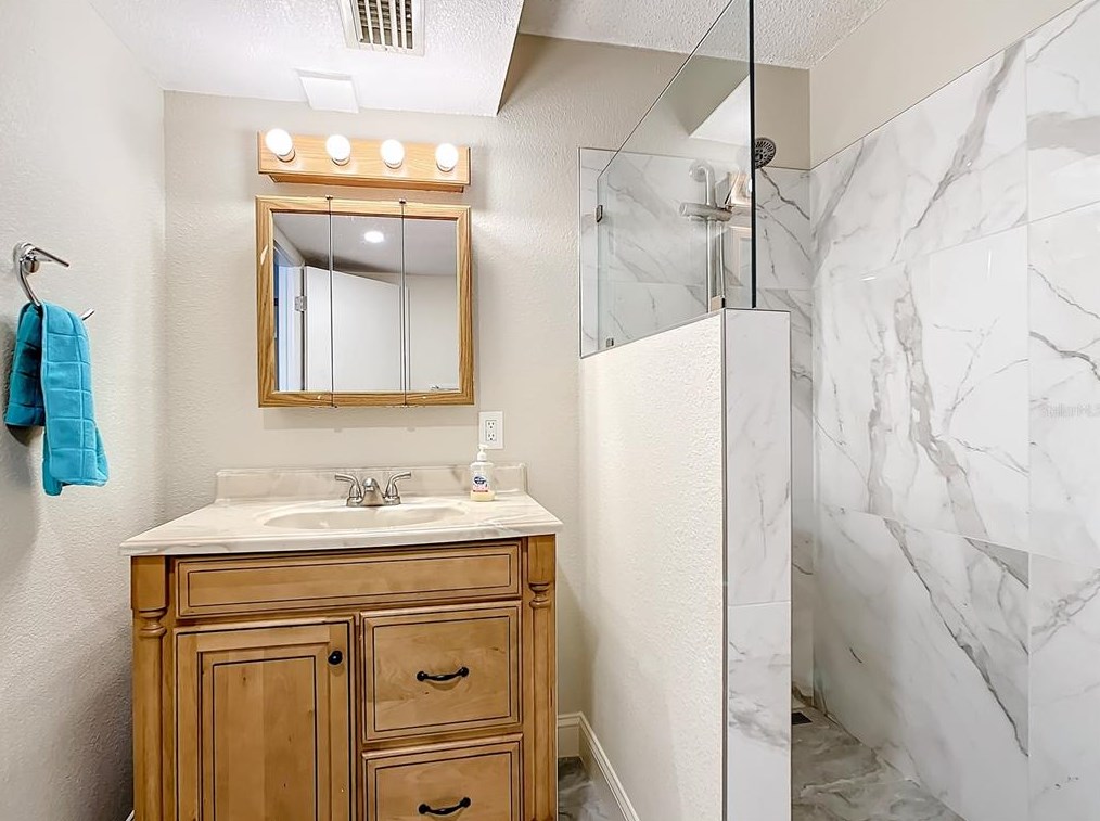 109 Kathleen Ct, Tarpon Springs FL  34689-4607 exterior