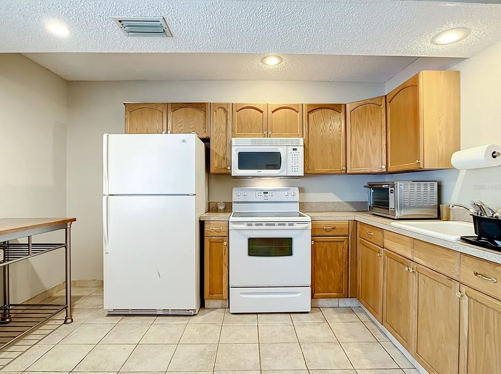 109 Kathleen Ct, Tarpon Springs FL  34689-4607 exterior