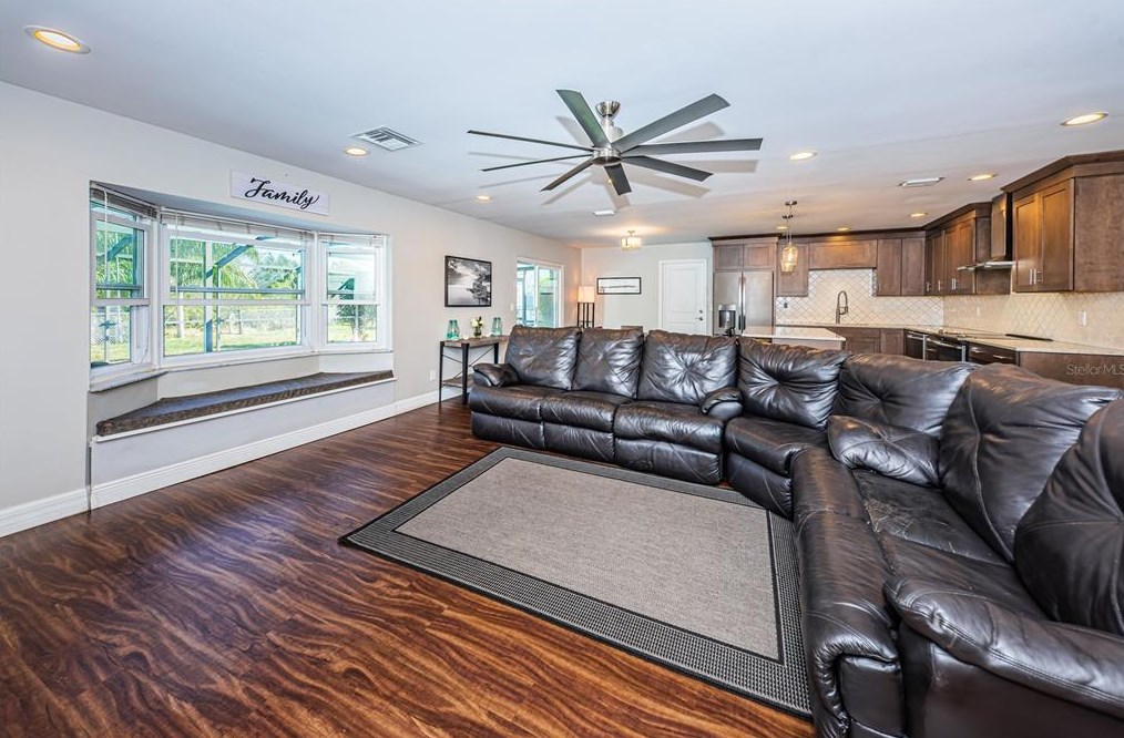 4703 Bay Crest Dr, Tampa FL  33615-4401 exterior