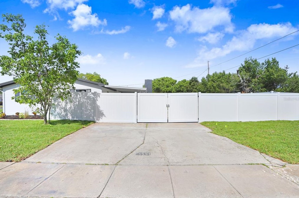 3551 Holiday Lake Dr, Tarpon Springs FL  34691-5124 exterior