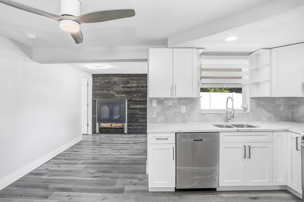 3551 Holiday Lake Dr, Tarpon Springs FL  34691-5124 exterior