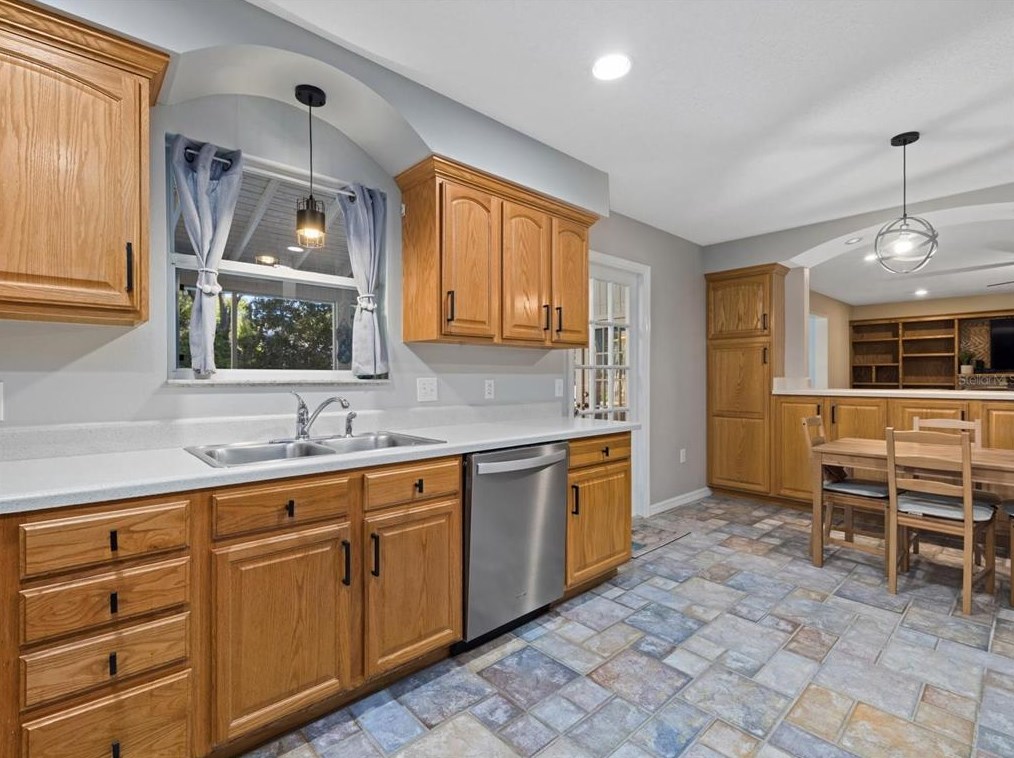 9308 Alanbrooke St, Tampa FL  33637-4946 exterior