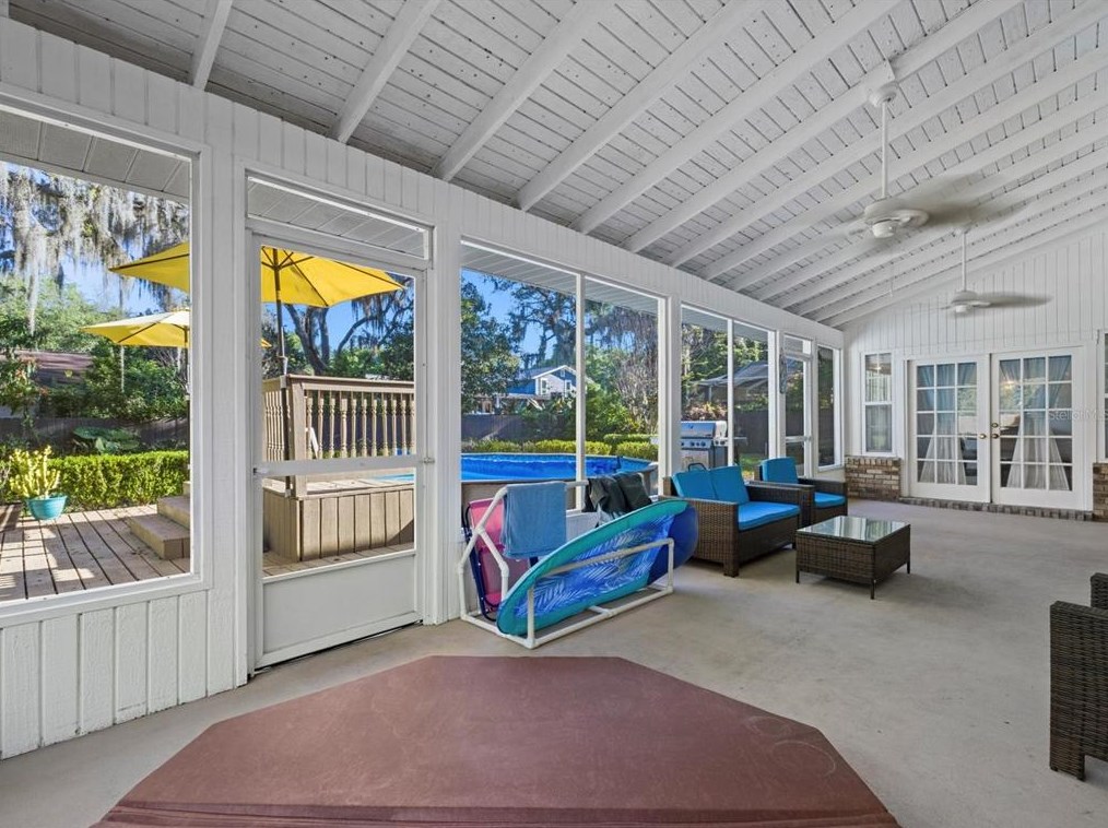 9308 Alanbrooke St, Tampa FL  33637-4946 exterior