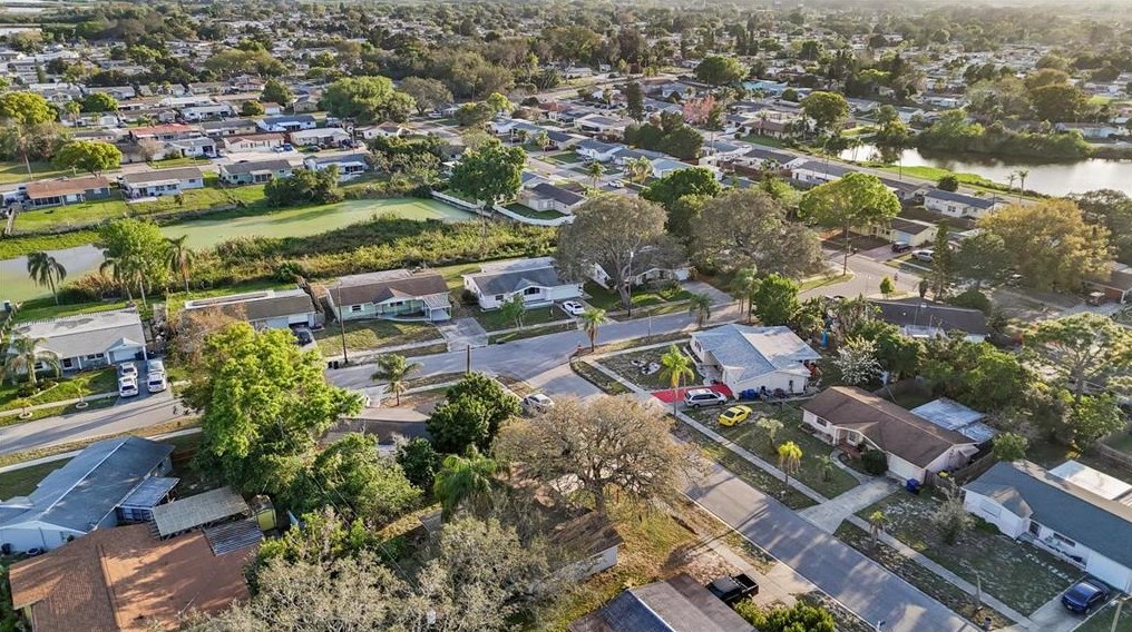 1630 Colmar Dr, Tarpon Springs FL  34690-6102 exterior