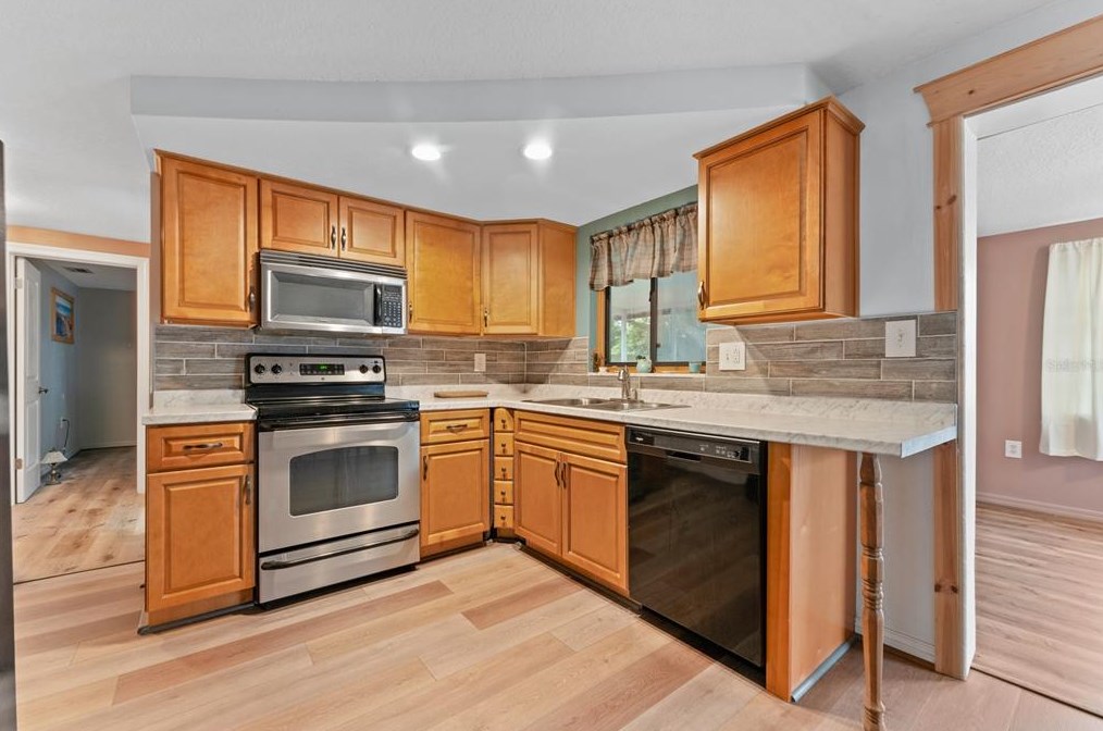 1426 Viking Dr, Tarpon Springs FL  34691-4905 exterior