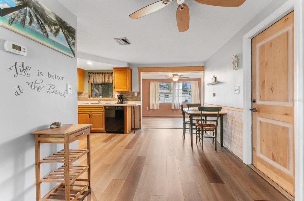 1426 Viking Dr, Tarpon Springs FL  34691-4905 exterior