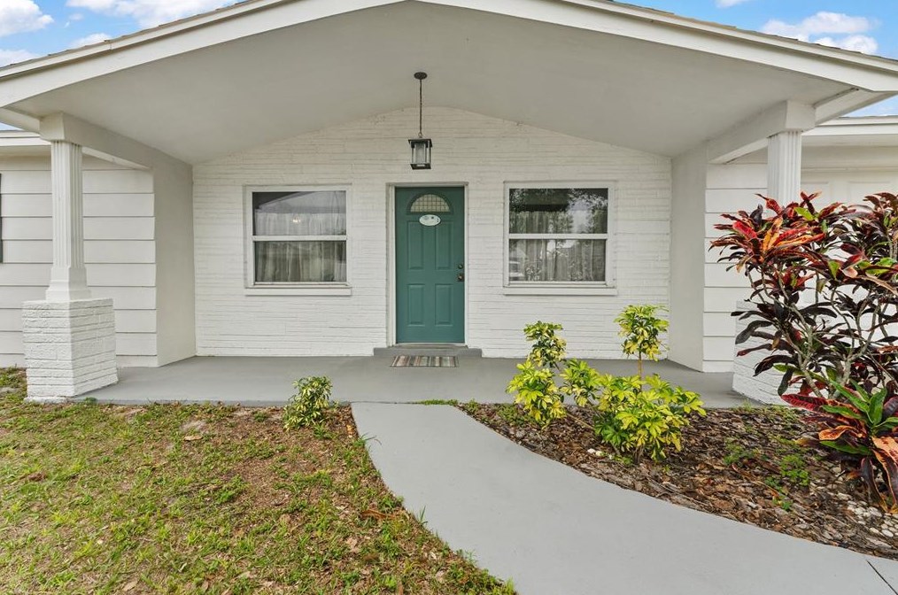 1426 Viking Dr, Tarpon Springs FL  34691-4905 exterior