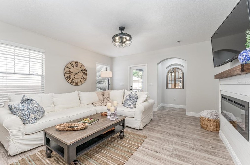 16133 Loneoak Vw Dr, Lithia FL  33547-4895 exterior