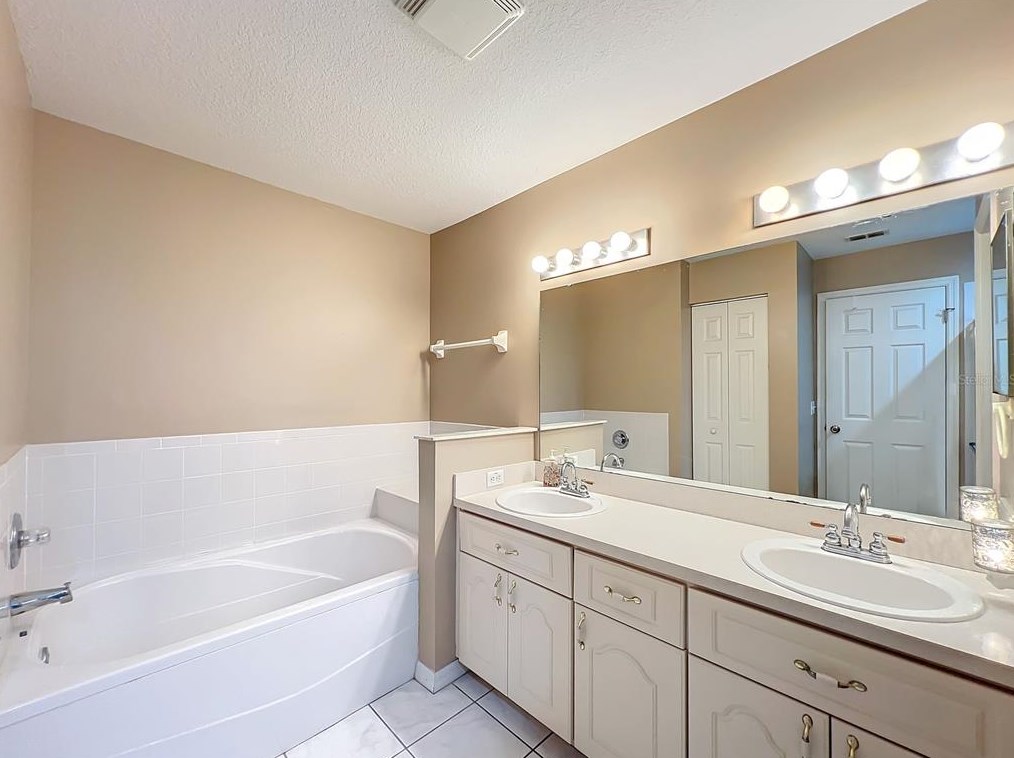 9886 62nd Terrace Rd, Ocala FL  34472-8669 exterior