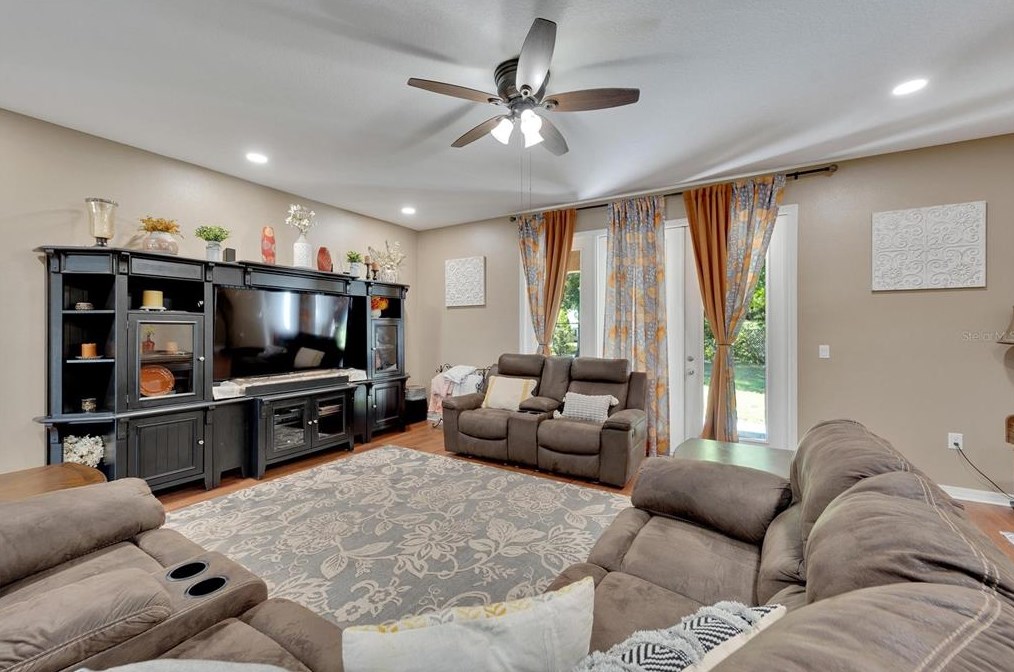 2207 Via Napoli St, Plant City FL  33566-1021 exterior